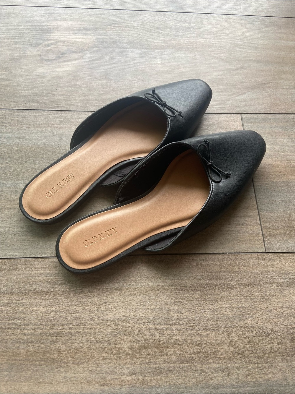 Old Navy Black Pointed-Toe Slip-On Flats with Bow Accent